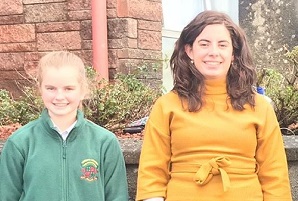 Grianghraf de scoláire agus múinteoir lasmuigh de scoil