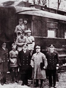 Ardcheannasaí na Comhghuaillíochta Ferdinand Foch agus ionadaithe míleata tar éis an Sos Cogaidh a shíniú an 11 Samhain 1918