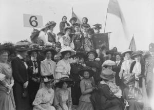 Hanna Sheehy Skeffington ag agóid faoi vóta na mban i bPáirc de hÍde, 1908