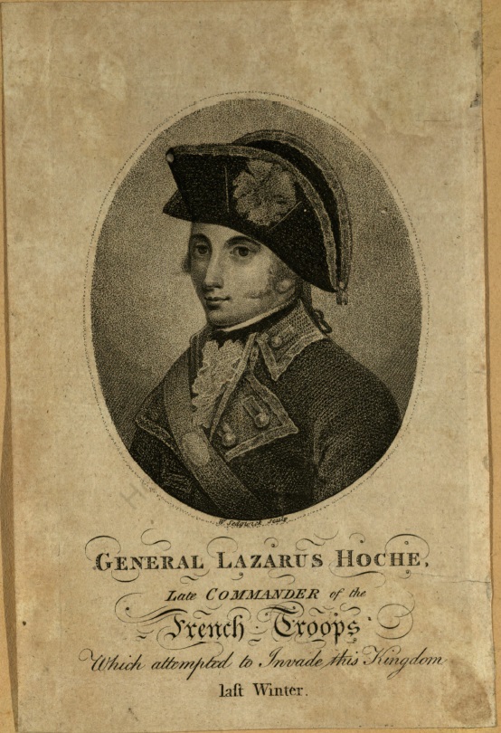 Portráid ghreanta den Ghinearál Hoche, inscríbhinn: An Ginearál Lazarus Hoche, iarcheannaire ar shaighdiúirí na Fraince a rinne iarracht ionradh a dhéanamh ar an ríocht seo an geimhreadh seo caite
