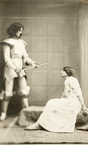 An Chuntaois de Markievicz mar Jeanne d’Arc ag bronnadh claímh ar phríosúnach a bhí faoi choimeád mar gheall ar chearta vótála.