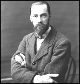 Grianghraf dubh agus bán de Darrell Figgis, náisiúnaí agus bolscaire, a tógadh sna 1920idí.
