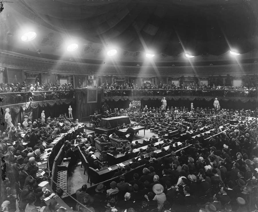 Suí an Dara Dáil i Seomra Cruinn Theach an Ardmhéara 1921
